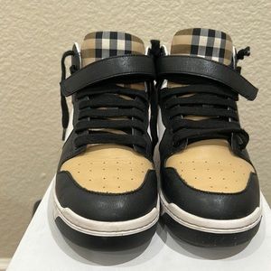Burberry boy’s sneakers/ size 34